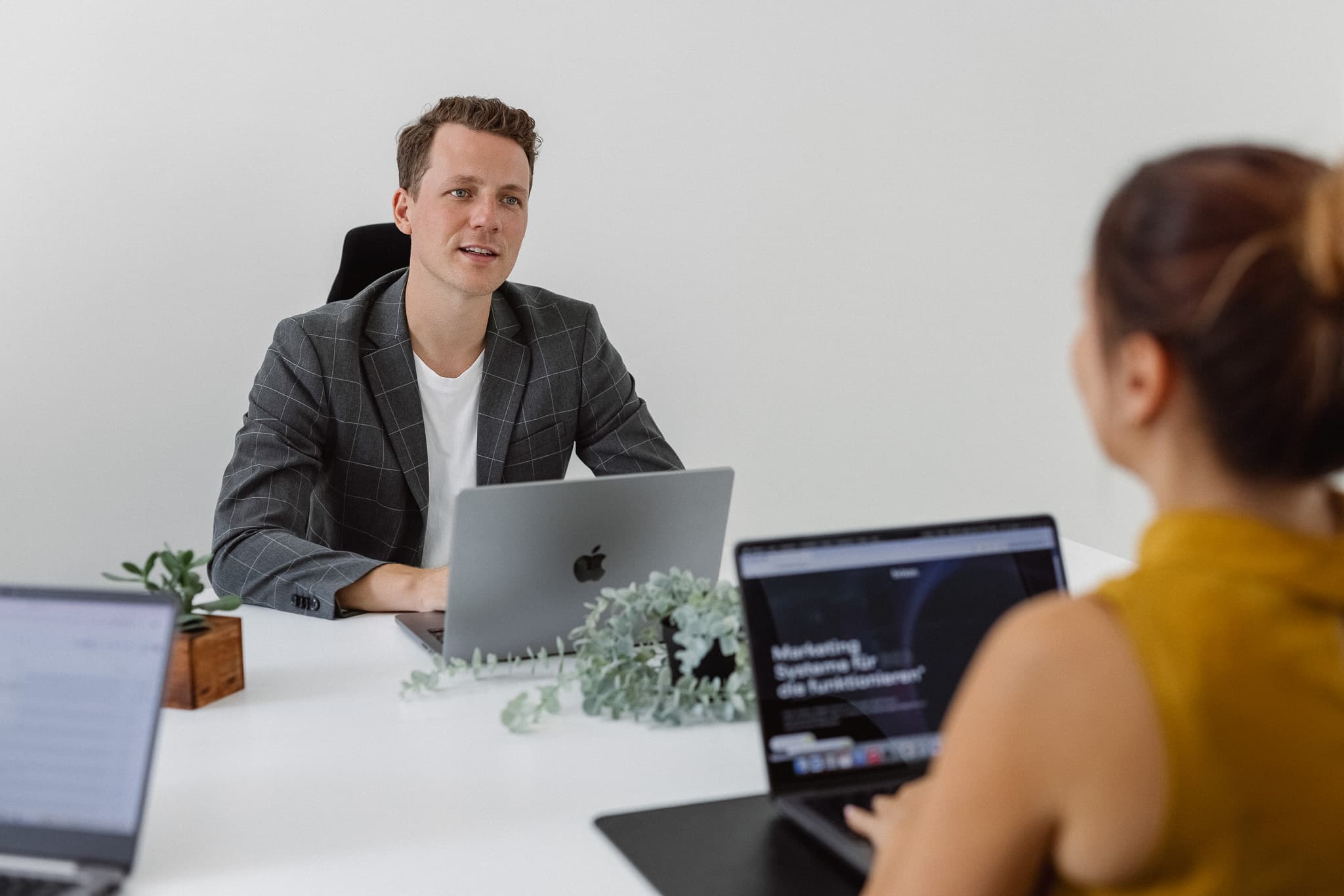 Christoph Sauerborn in conversation with his team.