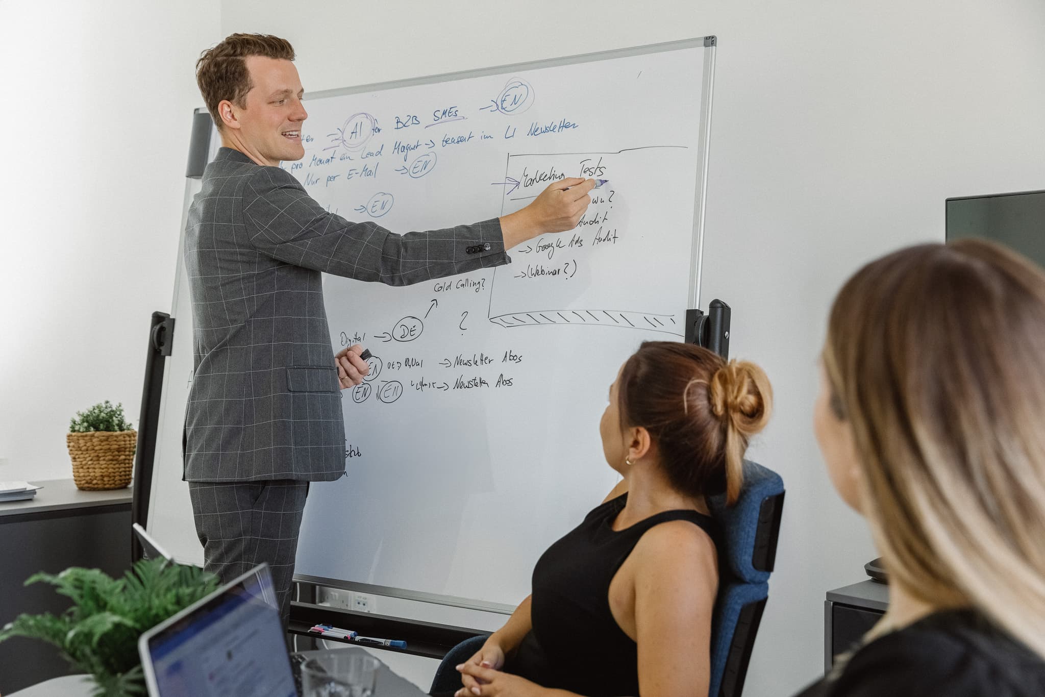 Christoph Sauerborn explains a workflow on the whiteboard with his team.