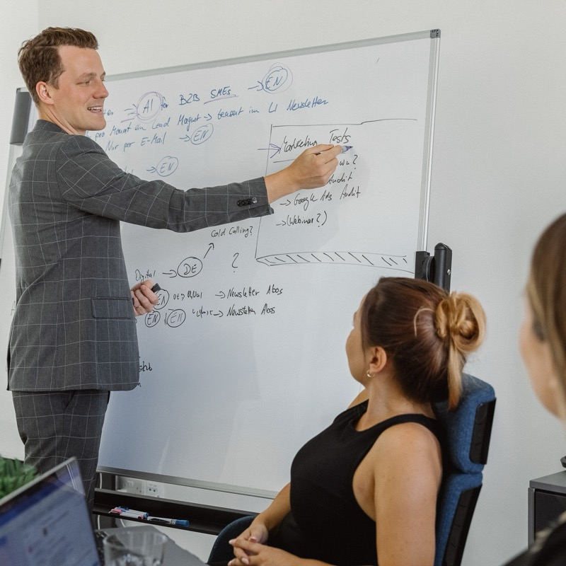 Christoph Sauerborn explaining AI concepts