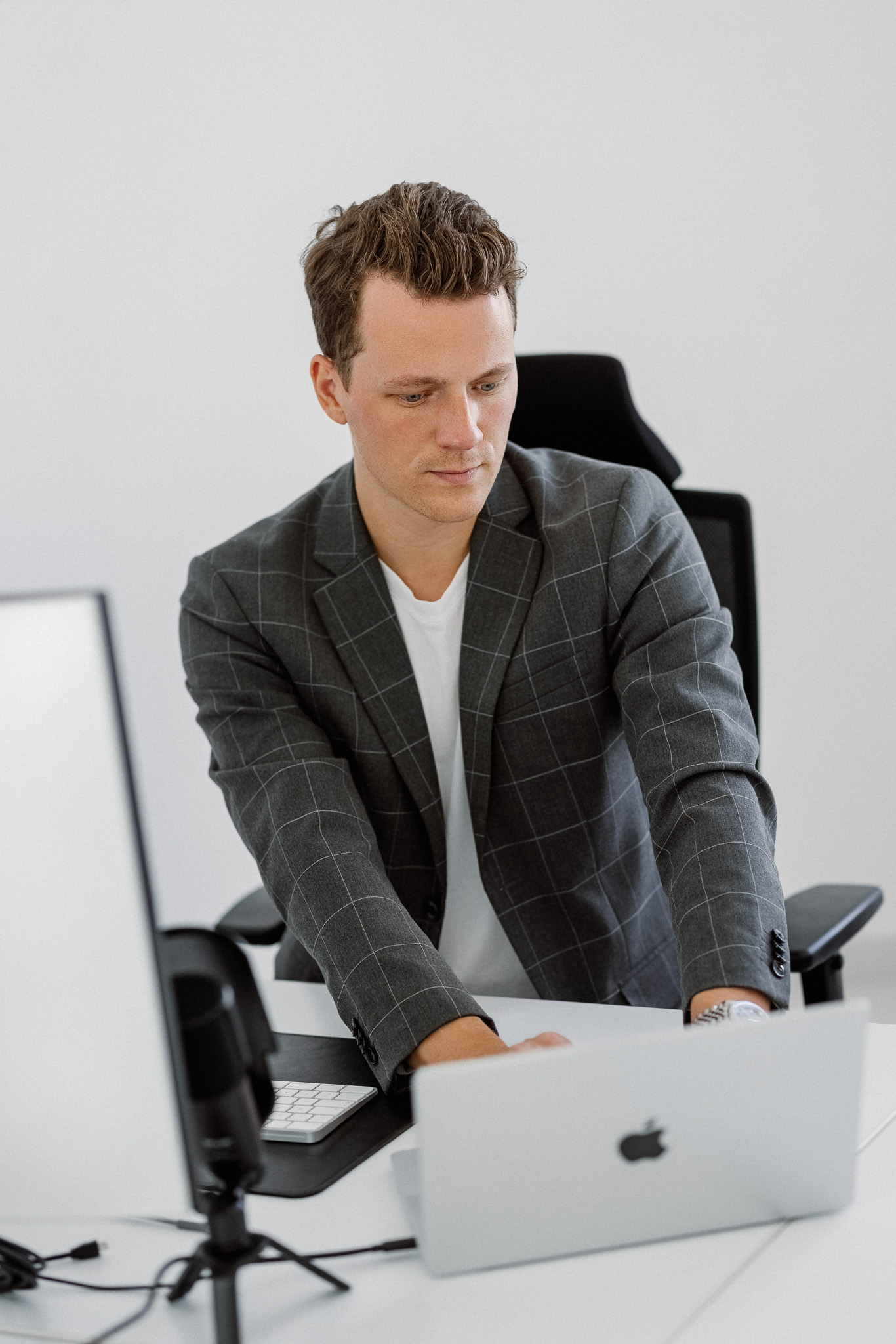 Christoph Sauerborn working at his desk.